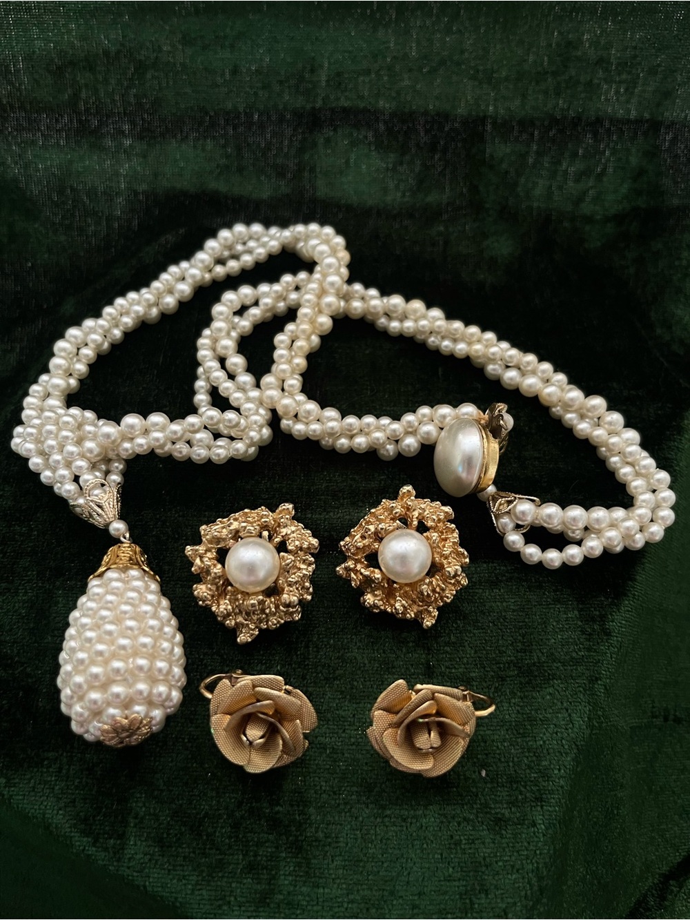 Vintage Japan Faux Pearl Collar Necklace Set with Clip On Earrings Gold Tone